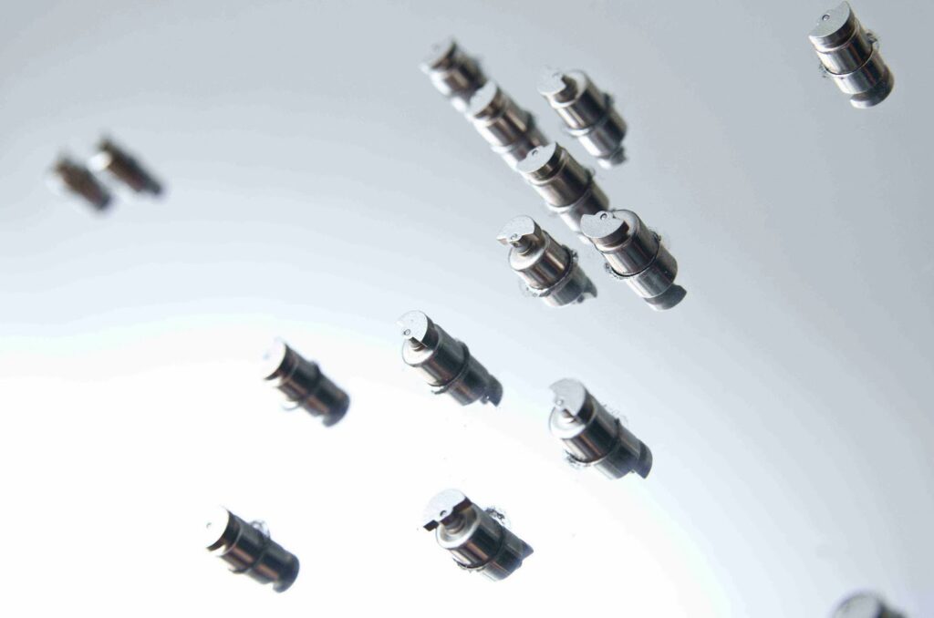 Selçuk Artut, “Analog Pikseller”, 2014, heykel; titreşim motorları, paslanmaz çelik levha, elektronik devre, 80x80x10 cm., detay