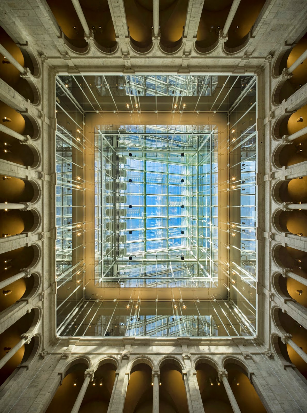 Harvard Sanat Müzeleri, Calderwood Avlusu ve cam çatı (Eylül 19, 2014). Fotoğraf: © Nic Lehoux.