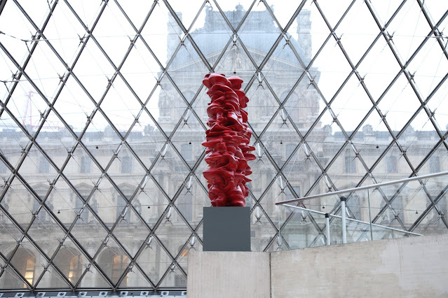 Tony Cragg, “Karşı”, 2010, ahşap, 280x295x100 cm., Maybach’ın
desteğiyle, (Paris-Salzburg Galerie Thaddaeus Ropac’ın izniyle, Salzburg,
Fotoğraf: Antoine Mongodin/Musée du Louvre 2011, ADAGP, 2010).