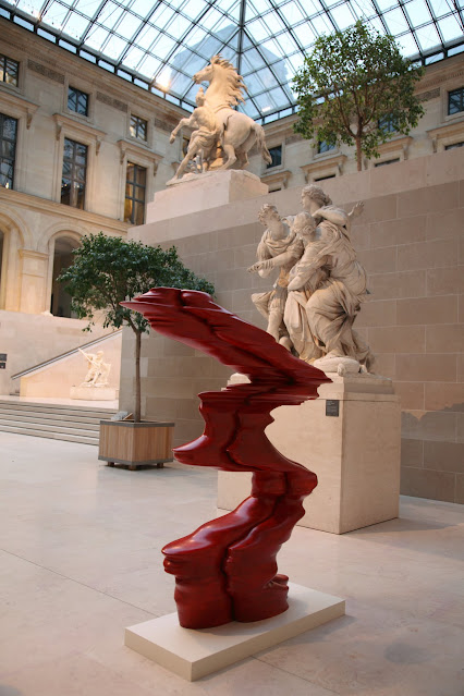 Tony Cragg, “Kırmızı Figür”, 2008, ahşap,
208x210x42 cm., (Sanatçı koleksiyonu, Fotoğraf: Antoine Mongodin/Musée du Louvre
2011, ADAGP, 2010).