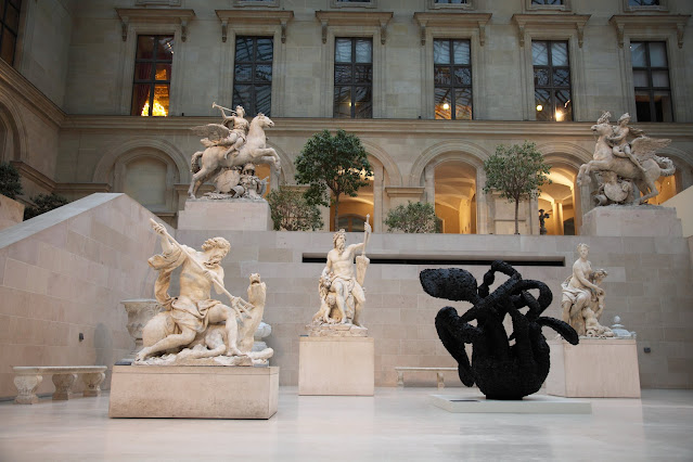 Tony Cragg, “Manipülasyon”, bronz, 250x220x220 cm.,
(Sanatçının izniyle, Fotoğraf: Antoine Mongodin/Musée du Louvre 2011, ADAGP,
2010).