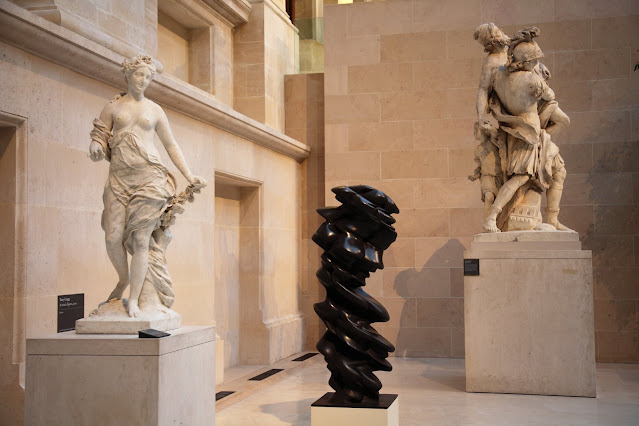 Tony Cragg, “Doğru Figür”, 2010, bronz, 185x76x81
cm., (Paris-Salzburg Galerie Thaddaeus Ropac’ın izniyle, Fotoğraf: Antoine
Mongodin/Musée du Louvre 2011, ADAGP, 2010).