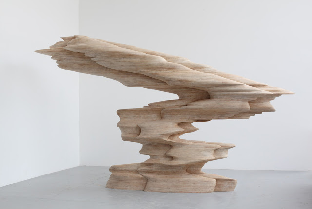 Tony Cragg, “Dirsek”, 2008, ahşap, 320x115x395 cm.,
Maybach’ın desteğiyle, (Paris-Salzburg Galerie Thaddaeus Ropac’ın izniyle, Fotoğraf:
Antoine Mongodin/Musée du Louvre 2011, ADAGP, 2010).