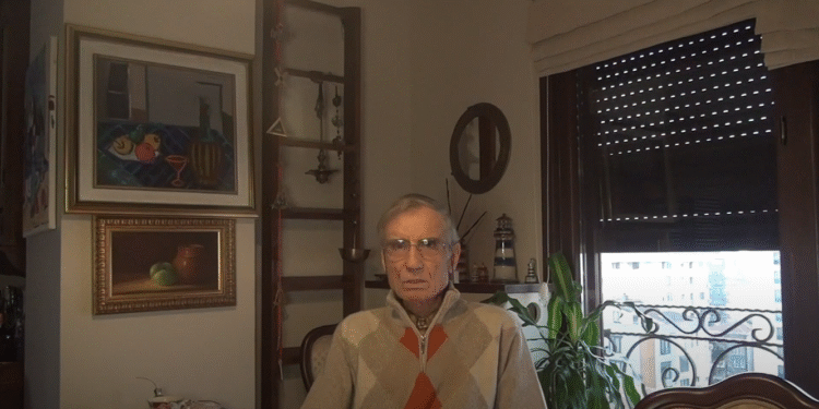 Koramiral Ekmel Totrakan, karada, denizaltında paşalar gibi resim yapıyor…