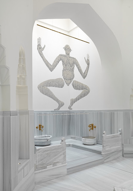 Zoë Paul, Eyes wide sees infinite lives, 2023 Hand rolled raku fired ceramic beads, glass, pearl, brass, silver, nylon coated steel cable 205 x 270 x 1.5 cm, exhibited as part of Healing Ruins at Zeyrek Çinili Hamam. Photograph, Hadiye Cangökçe.