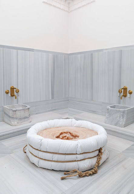 Francesco Albano, Whirlpool, 2014, Balmumu, polyester reçine, yastıklar, halat 50 x 37 x ∅115 cm, Kalıntıların Şifası sergisi, Zeyrek Çinili Hamam. Fotoğraf, Hadiye Cangökçe.
