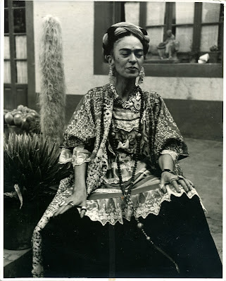 Frida Kahlo Coyoacán’daki
evinin bahçesinde, 1952, (Fotoğraf: Berenice Kolko,© Banco de México, Diego Rivera
and Frida Kahlo Müzesi). Frida Kahlo in her garden at Coyoacán, 1952,
Photograph: Berenice Kolko, © Banco de México. Fideicomiso Museos Diego Rivera
y Frida Kahlo.