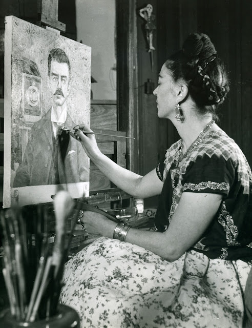 Frida Kahlo babasının
portresini yapıyor, 1951, Fotoğraf: Gisèle Freund, © Banco de México, Diego
Rivera and Frida Kahlo Müzesi). Frida Kahlo painting the
portrait of her father, 1951, Photograph: Gisèle Freund © Banco de México.
Fideicomiso Museos Diego Rivera y Frida Kahlo.