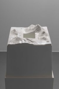 Enis Malik Duran, “Hominizasyon”, 2024, polyester, K2
akrilik, 37×39.5×39.5 cm., (Fotoğraf: Kaygan Kaygusuz).