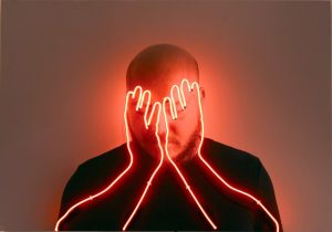 Fırat
Engin, Last Few Years, 2018 Neon, alüminyum üzerine dijital baskı, elektrostatik
boya 70 x 100 x 15 cm.