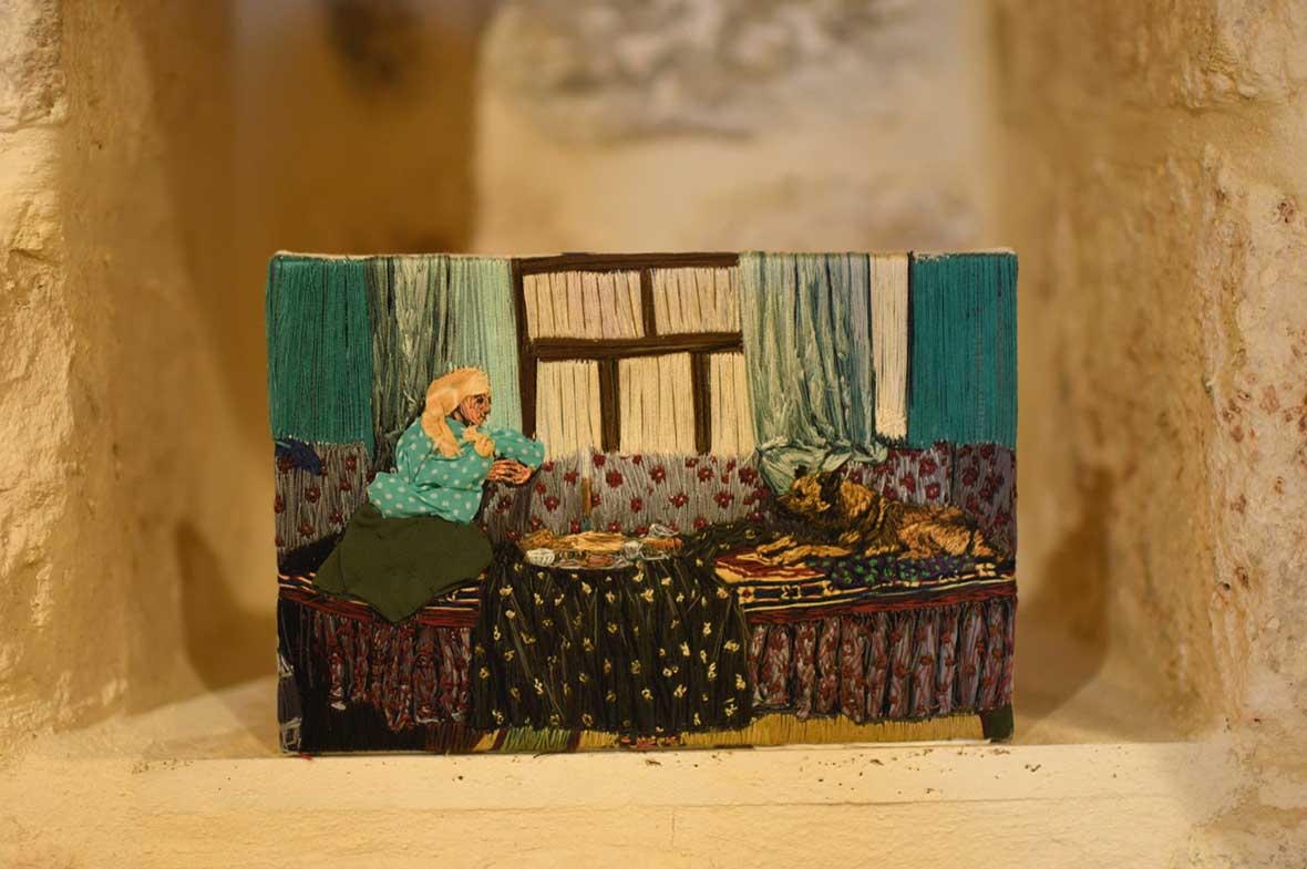 Pelda Aytaş, “Misafir”, 2024, Bez üzerine nakış ve kumaş, 18x25 cm.