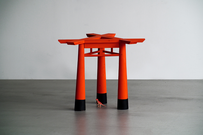 Takuto Ohta, Torii Kapısını Cesur Vermilyonla Yeniden Tasarlıyor