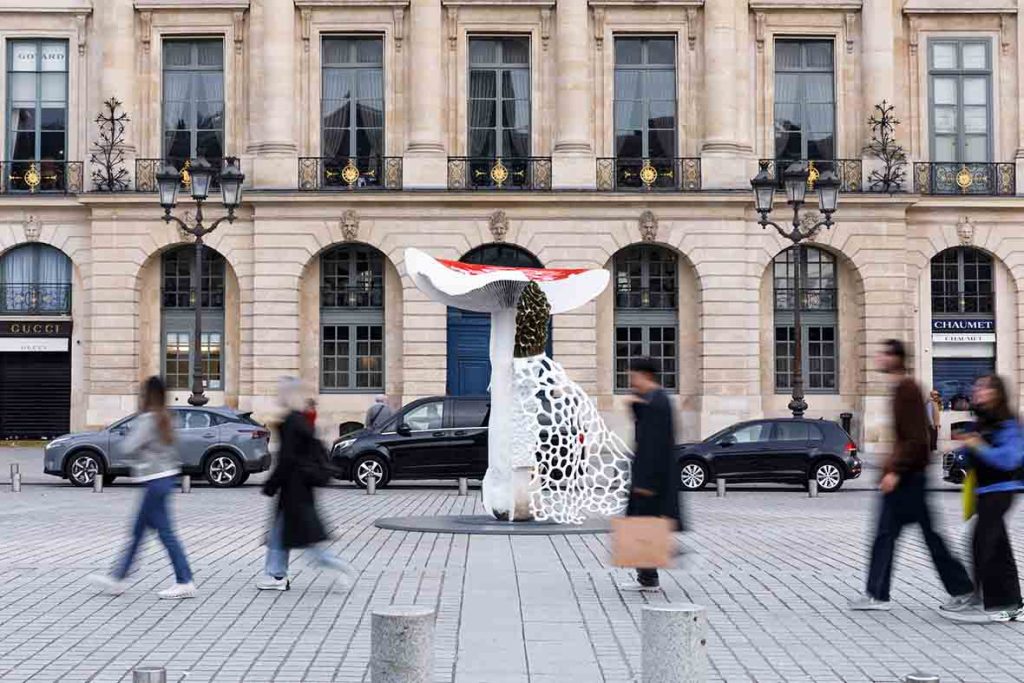 Carsten Holler, “Dev Üçlü Mantar”, Paris Place Vendome.