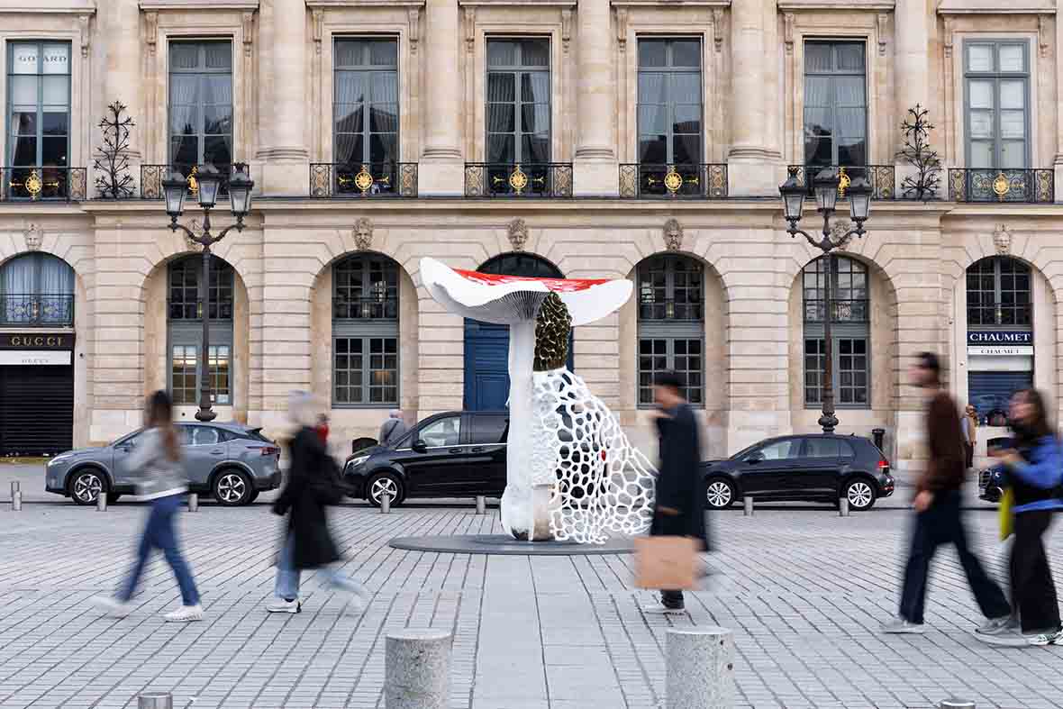 Carsten Holler, “Dev Üçlü Mantar”, Paris Place Vendome.