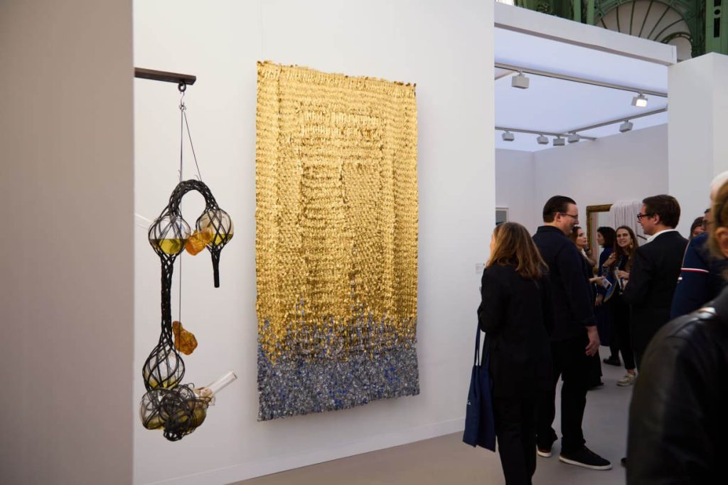 Olga de Amaral'ın Viento Oro (2014) adlı eseri Lisson Gallery tarafından Art Basel Paris 2024'te sergilendi.