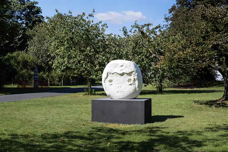 Yoshitomo Nara, Ennui Head, 2020, Pace Gallery. Frieze Sculpture 2024. Photo by Linda Nylind. Courtesy of Linda Nylind/ Frieze.
