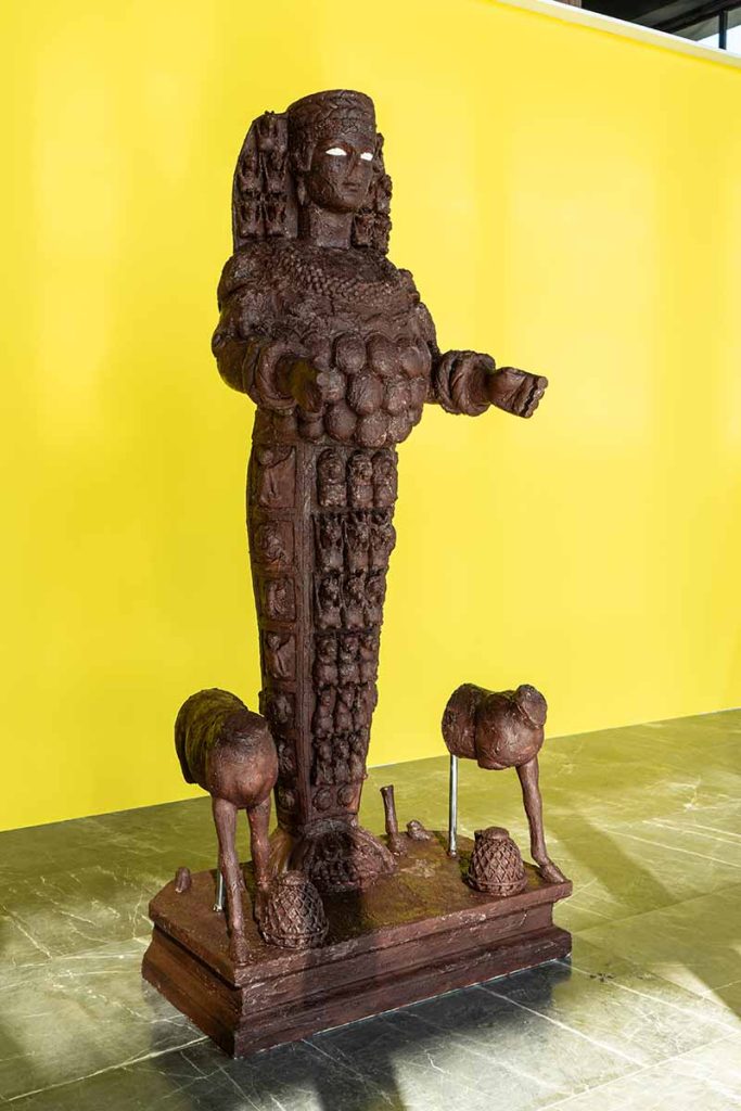Genco Gülan, “Ayın Karanlık Yüzü”, 2024. Çikolata (Afrika kökenli), polimer ve metal. 225x100x60 cm., Referans: Güzel Artemis, Roma Dönemi, Efes Arkeoloji Müzesi, İzmir, TR.