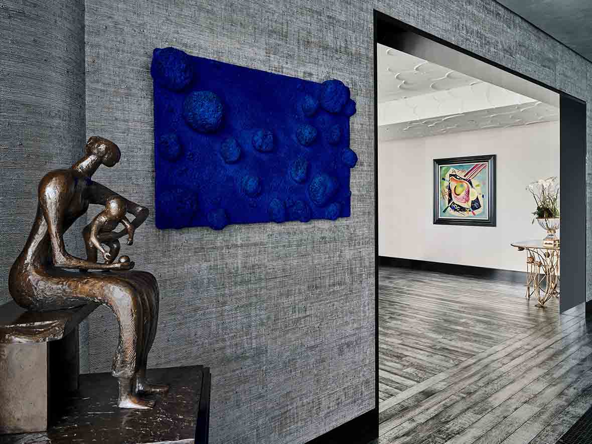Sydell Miller’in sanat koleksiyonunun sergilendi mekan. Sotheby's için Frank Frances'ın fotoğrafı. Yves Klein, Relief Éponge bleu sans titre, (RE 28)i kuru pigment ve sentetik reçine, doğal süngerler ve Paneldeki çakıl taşları, 1961, Tahmini değer: 8 - 12 milyon dolar. Vasily Kandinsky, Weisses Oval (Beyaz Oval), tuval üzerine yağlıboya, 1921, Tahmini değer: 15 - 20 milyon dolar.