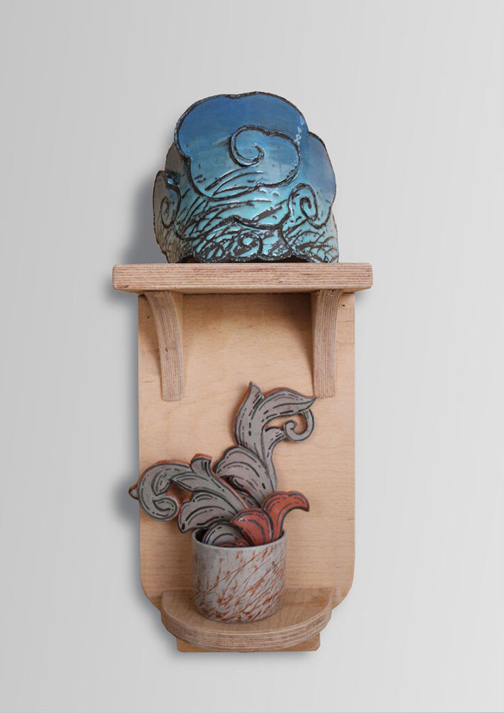 Tufan Baltalar, “İsimsiz”, 2024, sırlanmış seramik, ahşap raf, 46,5x12x18,5 cm.