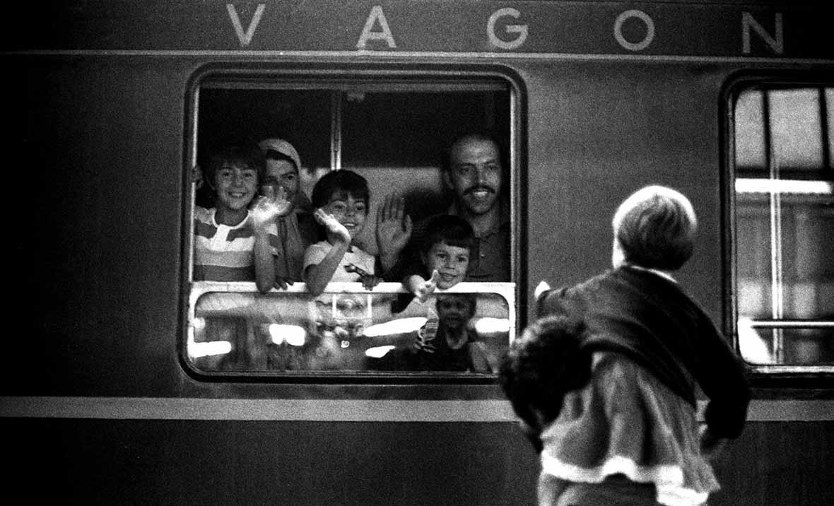 Haydarpaşa Tren Garı’nda vedalaşma, İstanbul, 1982, Salt Araştırma, Ali Öz Arşivi.