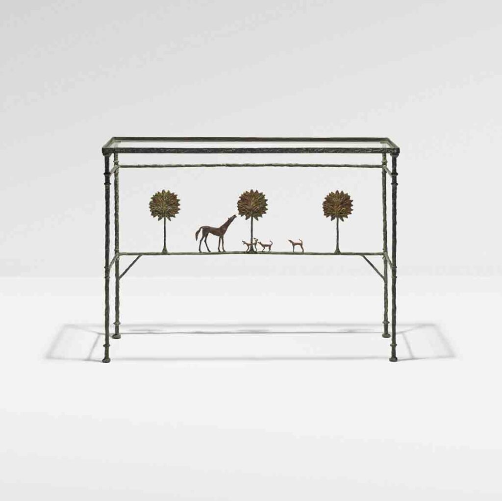 Diego Giacometti (1902-1985) Konsol 'Promenade des Amis', varyant, 1976 versiyonu Bronz patiné; verre / patinalı bronz; cam 88 x 121 x 35 cm / 34 5⁄8 x 47 5⁄8 x 13 ¾ Monogrammée DG ve DIEGO sur une traverse'de Tahmin: 1.500.000-2.000.000 € Gerçekleşen Fiyat: 9.480.000 €