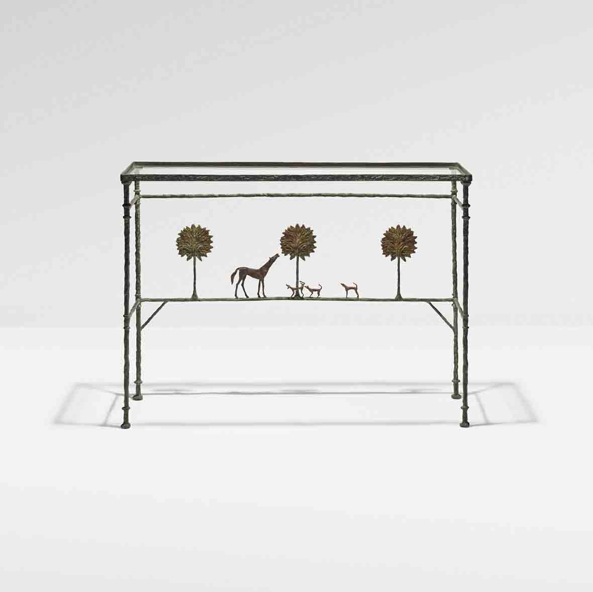 Diego Giacometti (1902-1985) Konsol 'Promenade des Amis', varyant, 1976 versiyonu Bronz patiné; verre / patinalı bronz; cam 88 x 121 x 35 cm / 34 5⁄8 x 47 5⁄8 x 13 ¾ Monogrammée DG ve DIEGO sur une traverse'de Tahmin: 1.500.000-2.000.000 € Gerçekleşen Fiyat: 9.480.000 €