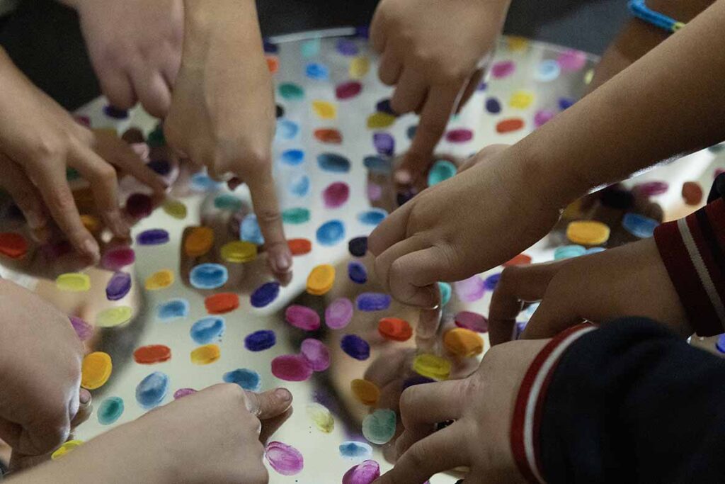 Sarkis, Gökkuşağı Renkleriyle Yağmur (Çocukların Çağrısı) Atölyesinden, Fotoğraf: Nazlı Erdemirel.