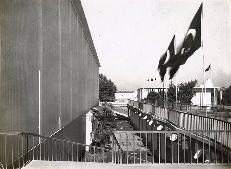 1948 İzmir Fuarı’nda Sümerbank Pavyonu, Salt Araştırma, Muhlis Türkmen Arşivi.