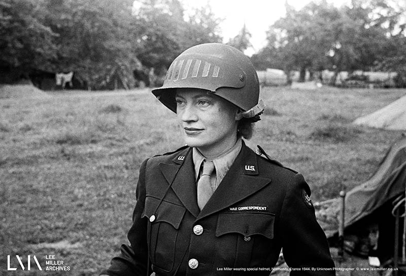 Lee Miller, ABD Ordusu fotoğrafçısı Don Sykes'ten (Çavuş), Normandiya Fransa 1944, Bilinmeyen Fotoğrafçıdan (5848-28) ödünç alınan özel bir kask takıyor.
