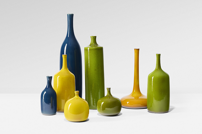 Jacques Ruelland (1926-2008) ve Dani Ruelland (1933-2010) Beş şişe ve üç vazodan oluşan set, 1960-1970 Sırlı seramik Yükseklik: 39 cm; 29,5 cm; 24cm; 22,5 cm; 22,5 cm; 15cm; 11 cm; 10,5 cm Her biri arka tarafta imzalı Ruelland Tahmini: 30.000 € – 40.000 € / Gerçekleşen Fiyat: 44.100 €