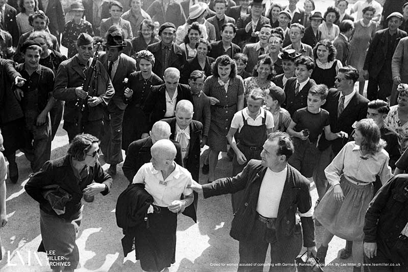 Nazi işbirlikçisi olmakla suçlanan kadınlar, Rennes, Fransa 1944, Lee Miller (5925-349).