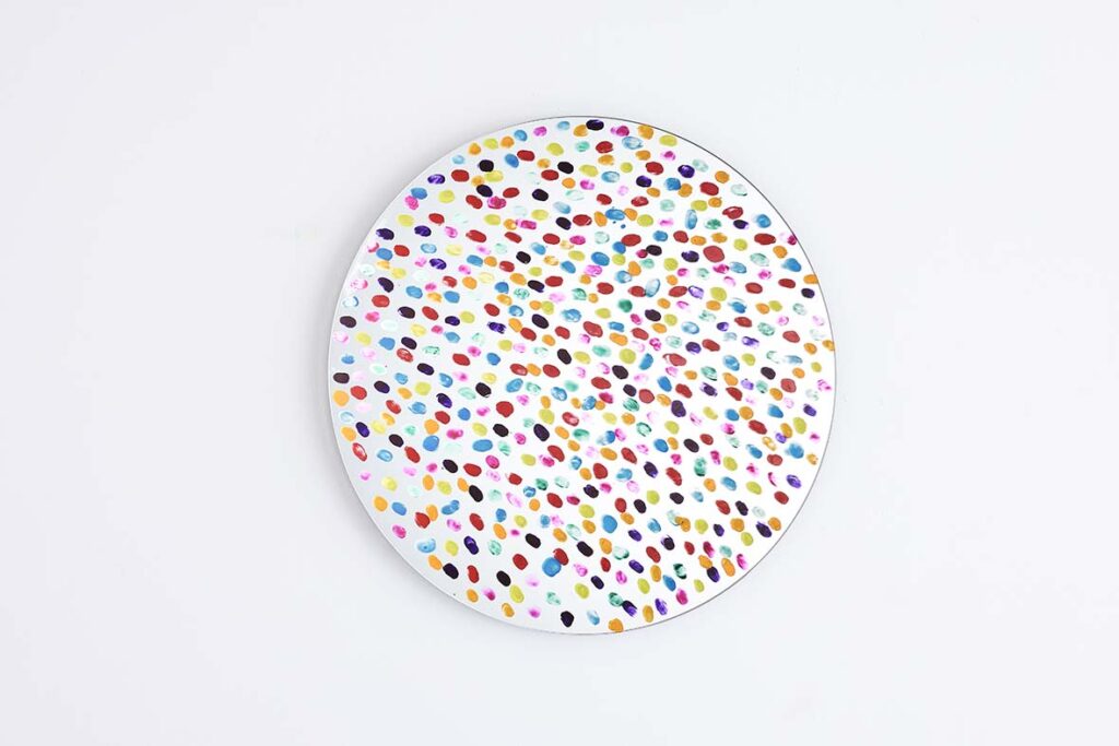 Sarkis, Gökkuşağı Renkleriyle Yağmur (Çocukların Çağrısı) no.32, 2024, Ayna, suluboya, parmak izleri, Çap: 63 cm.