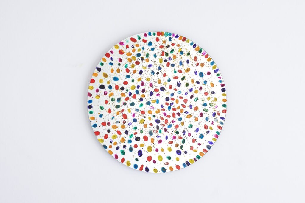 Sarkis, Gökkuşağı Renkleriyle Yağmur (Çocukların Çağrısı) no.43, 2024, Ayna, suluboya, parmak izleri, Çap: 63 cm.