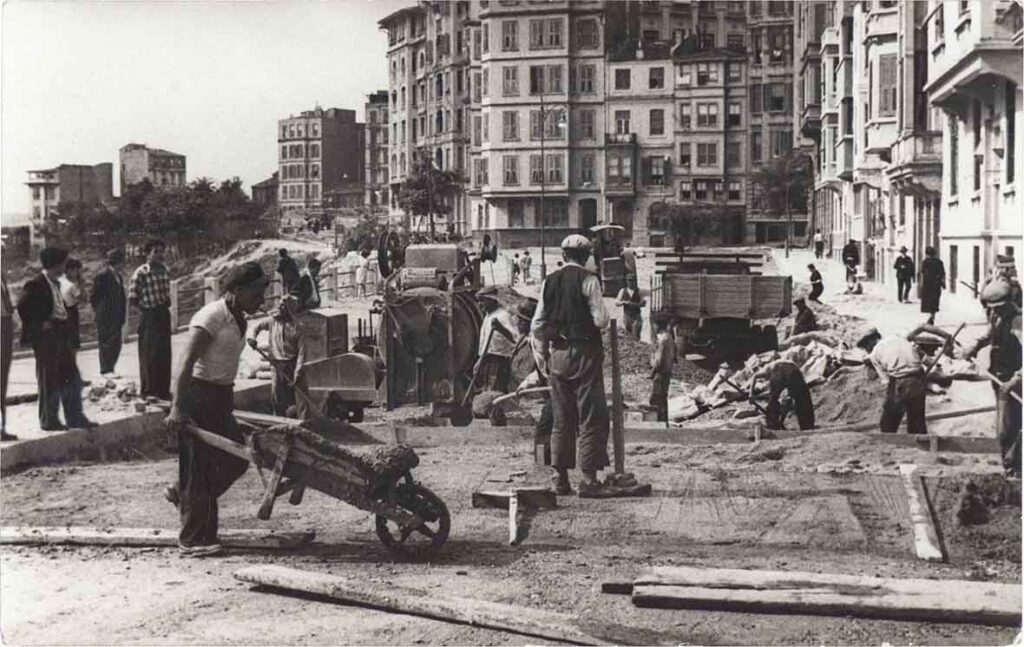 işhane Refik Saydam Caddesi’nde yol çalışması,
Salt Araştırma, Fotoğraf ve Kartpostal Arşivi.