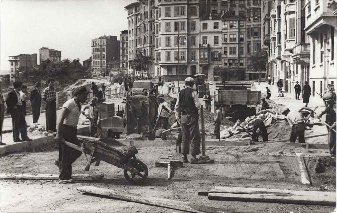 işhane Refik Saydam Caddesi’nde yol çalışması, Salt Araştırma, Fotoğraf ve Kartpostal Arşivi.