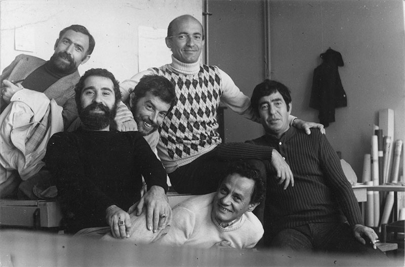 Mehmet Güleryüz, Koray Ariş, Özer Kabaş, Erkal Güngören, Ali Teoman Germaner (Aloş) ve Saim Bugay, İstanbul Devlet Güzel Sanatlar Akademisi, tahminî 1970’ler
Salt Araştırma, Özer Kabaş Arşivi.