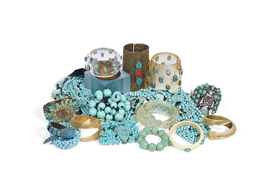 Lusit, Reçine ve Gümüş Metalden Oluşan Turkuaz Renkli Takıların Karışık Bir Grup.