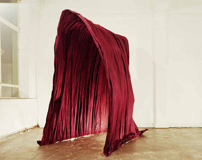 Merve Bedir’in 2012’deki Rotterdam Uluslararası Mimarlık Bienali sırasında ZigZagCity Festivali kapsamında Singer Sweat Shop’ta sergilenen Rotte adlı enstalasyonundan görünüm, Fotoğraf: Rubén Dario Kleimeer.