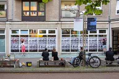 12. Berlin Bienali, 2022, Nil Yalter’in Gurbetlik Zor Zanaat Zor isimli eserinin bir parçası olarak Poster Atölyesi, Nagham Hammoush ve Rüzgâr Buşk ile, enstalasyon görüntüsü, fotoğraf Silke Briel.