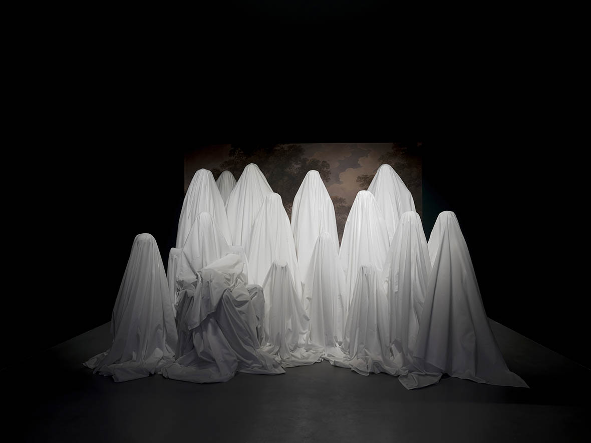 Itamar Gov, Family Gatherings, 2025, Ahşap, fiberglas, duvar kağıdı, pamuk, 150x350x185 cm.