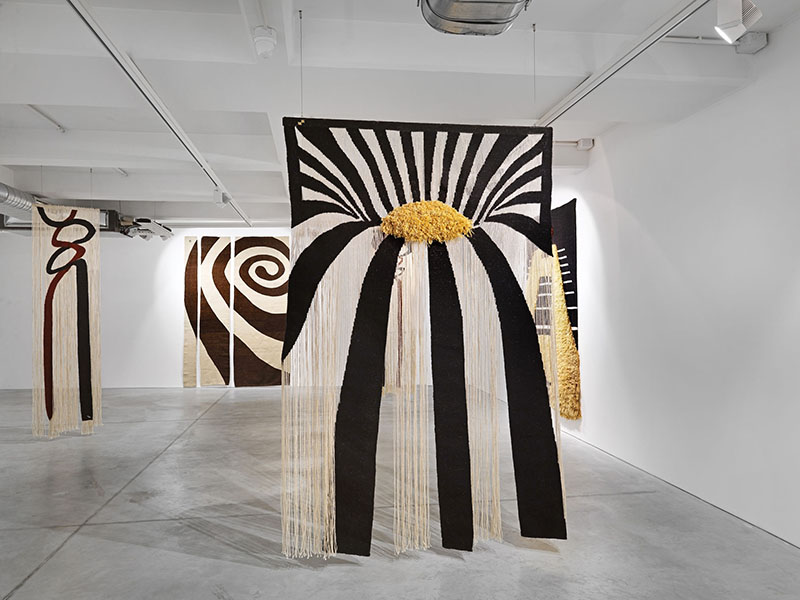 Belkıs Balpınar, “Zamanla Dokunanlar” sergisinden görünüm, 2025, Fotoğraf, Hadiye Cangökce, Anna Laudel’in izniyle.