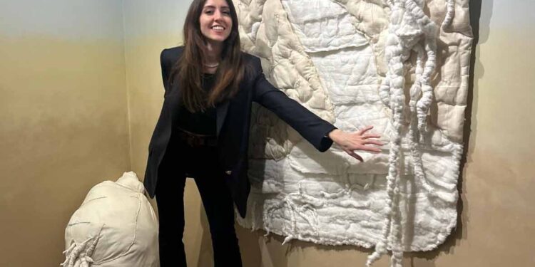 “Halının Altındakiler”: Hafıza, Yas ve Unutuşun Katmanları