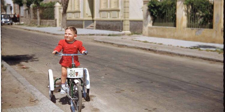 Rita ve Fernando Romano’nun oğlu Alain bisiklete binerken, Karşıyaka, İzmir, 1951
Salt Araştırma, Romano Arşivi.