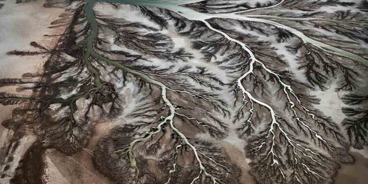 Edward Burtynsky, Colorado Nehri Deltası #1, San Felipe yakınları, Baja, Meksika, 2012 Sanatçının ve Borusan Çağdaş Sanat Koleksiyonu’nun izniyle.