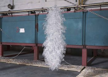 Åsa Jungnelius, Anne [Nefes I], 2025, Üfleme cam, metal zincir, halat ve kilitli kancalar, 175 x 60 cm., Sanatçının izniyle, Şişecam'ın destekleriyle üretilmiştir.