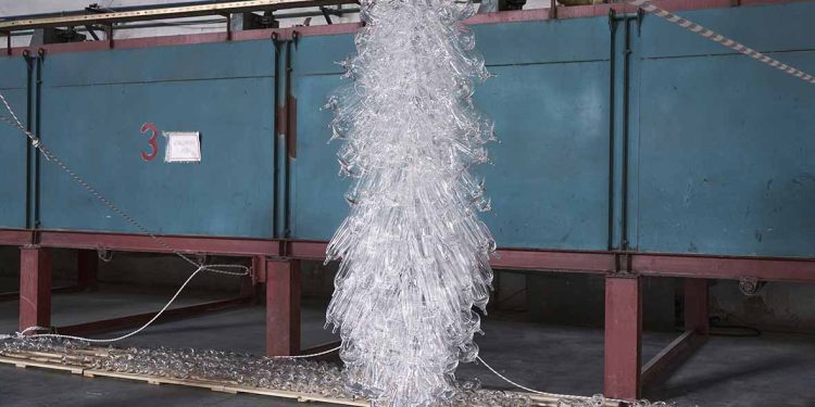 Åsa Jungnelius, Anne [Nefes I], 2025, Üfleme cam, metal zincir, halat ve kilitli kancalar, 175 x 60 cm., Sanatçının izniyle, Şişecam'ın destekleriyle üretilmiştir.