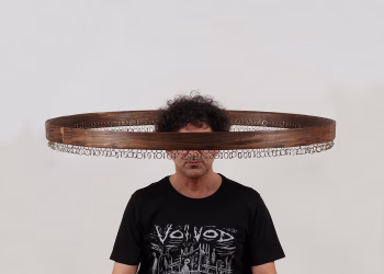 Cevdet Erek, Portre (Barış Özçetin, 2023).