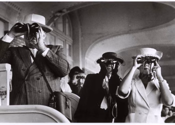 At yarışlarını izlerken, Deauville, Fransa, Ağustos, 1952, Robert Capa.