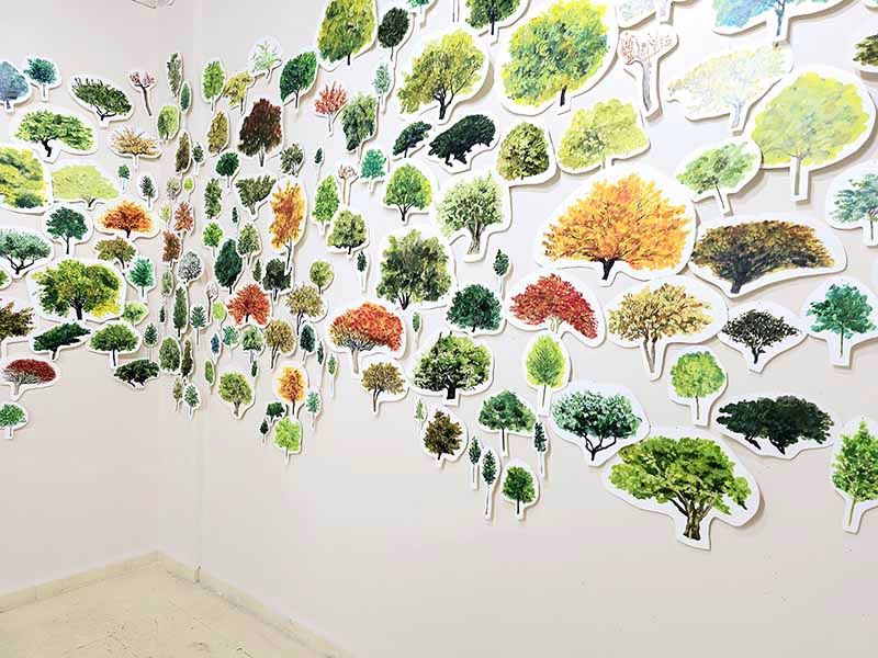 Seniha Ünay, Nuray’ın Ormanı aradım, bulamadım, bakıyorum, yok, kağıt üzerine yağlıboya ile yapılmış ağaçlardan oluşan yerleştirme, 2x6 m, farklı boyutlarda 600 adet ağaç görseli.