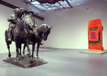 Ön Kurulum Görünümü, ANITLAR, 23 Ekim 2025-3 Mayıs 2026 tarihleri arasında Los Angeles'taki MOCA ve The Brick'teki Geffen Contemporary'de. Çağdaş Sanat Müzesi'nin (MOCA) izniyle. Fotoğraf: Stefanie Keenan, Getty Images.